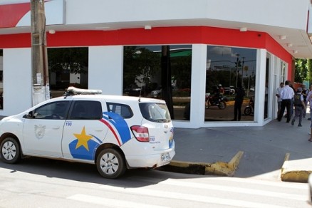 De acordo com a Polcia Militar, os assaltantes renderam os seguranas e clientes do banco