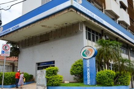 Fachada da sede do INSS em Cuiab: operao da PF cumpre diversos mandados de busca