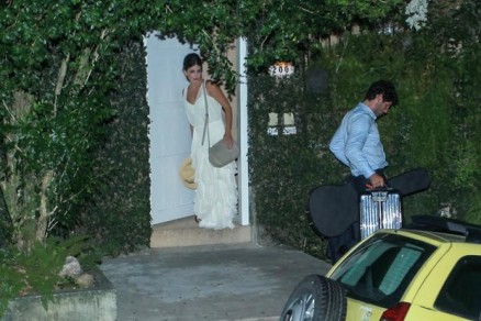 O ator Dudu Azevedo e sua esposa, sando para Lua de Mel