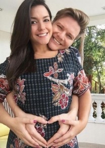 Thais e Tel� est�o radiantes com a chegada da primeira filha do casal 