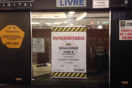 Policiais civis em frente ao cinema do Shopping Pantanal