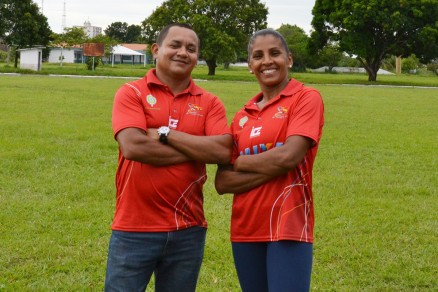 Ex-velocista Vicente Lenlson - com a mulher Maria Aparecida - criou projeto de atletismo e aplicou em Cuiab