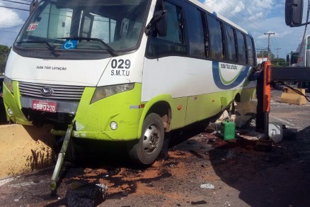 Micro-nibus bate em blocos de concreto na Avenida Beira Rio