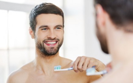 Ao acordar, a escovao deve ser feita por um a dois minutos, em todas as faces (superior, inferior, frente e trs) dos dentes