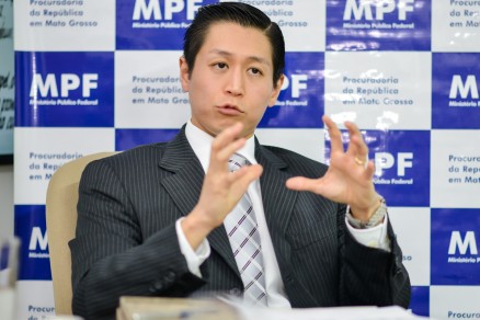 O chefe do MPF-MT, Gustavo Nogami, dar uma coletiva de imprensa