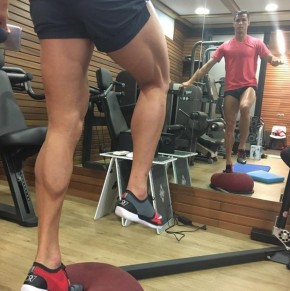Cristiano Ronaldo exibe pernas saradas em foto