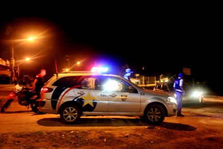 A mulher e as crianas passaram uma hora na mira dos bandidos