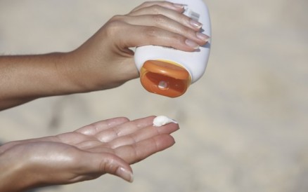 Filtro solar: passar o produto j sob o sol  um erro comum