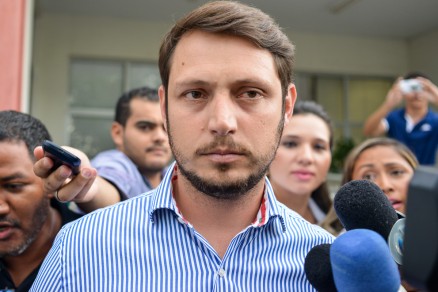 O mdico Rodrigo Barbosa deixa a sede da Defaz, em Cuiab