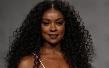 A atriz Cris Vianna  adepta do cabelo natural, assumindo os longos cachos