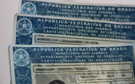 O motorista que precisa renovar a Carteira Nacional de Habilitao deve pagar algumas taxas