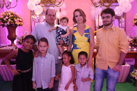 Adriana Pardal e sua fam�lia, durante a comemora��o de anivers�rio