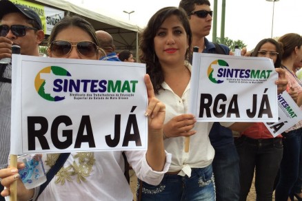Os servidores pblicos estaduais querem o pagamento da RGA integral; por isso, fazem protesto