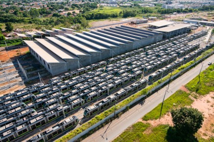 Vag�es do VLT est�o parados no Centro de Manuten��o, na cidade de V�rzea Grande