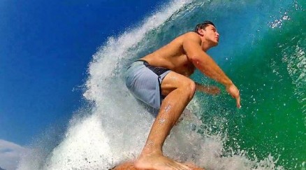 Klebber Toledo surfando seu primeiro tubo