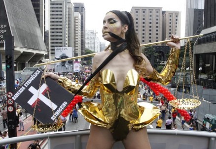 A modelo Viviany Beleboni, durante a Parada Gay 2016