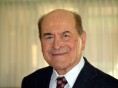 Henry Heimlich, de 96 anos, salva senhora com sua famosa 