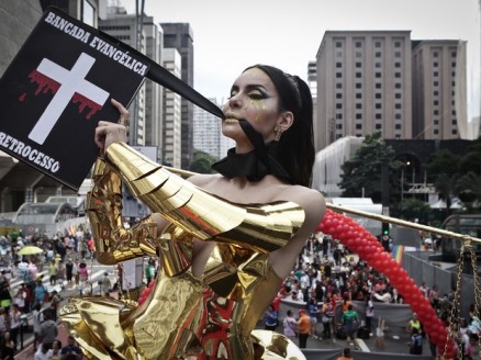 Transexual Viviany Beleboni usa fantasia em protesto contra a bancada evanglica e a Justia