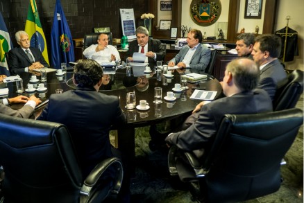 O governador Pedro Taques e os chefes dos poderes e instituies, em reunio no Palcio Paiagus