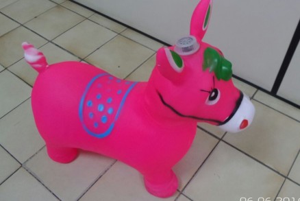 O brinquedo  aparentemente inofensivo, porm pode causar acidente de consumo e oferece risco  vida da criana