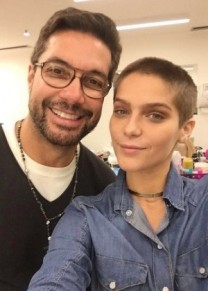 Isabella Santoni raspa o cabelo para 