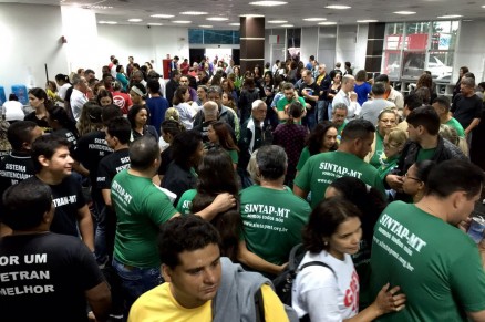 Servidores do Estado se concentram, na manh desta tera-feira (07), em frente  Assembleia 