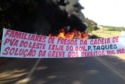 Cerca de 100 pessoas, sendo familiares e a maioria mulheres de presidirios