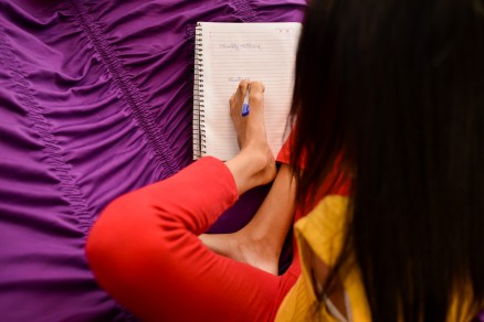 Sem os bra�os, Kerolly Ktluin, de 20 anos escreve com os p�s, sem a ajuda de ningu�m