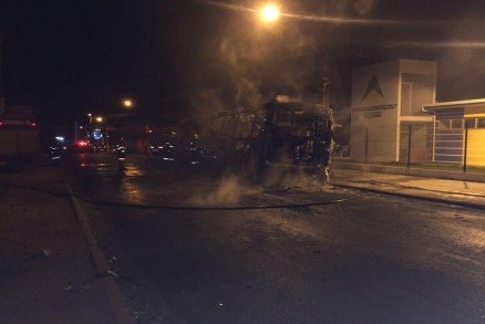 O primeiro nibus incendiado foi no bairro Praeiro, em Cuiab, por volta das 19h