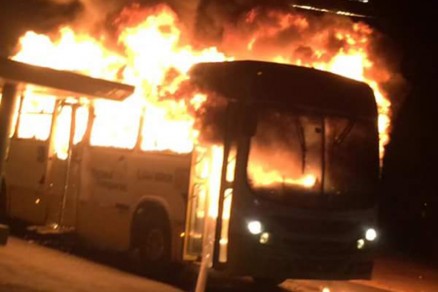 Um dos nibus incendiados na noite desta sexta-feira