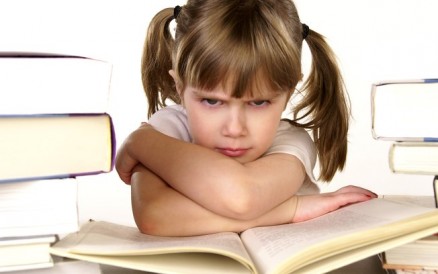 Dificuldades para ler e escrever podem ter origem em problemas oftalmolgicos