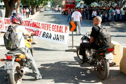 Servidores bloqueiam entrada da Sefaz, em Cuiab