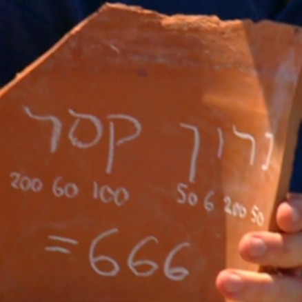 666, o nmero da besta seria a soma dos valores das letras do nome de Nero Cesar no alfabeto hebraico