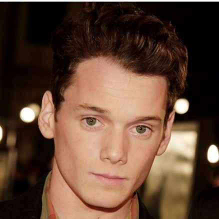 Anton Yelchin iniciou sua carreira no final dos anos 90