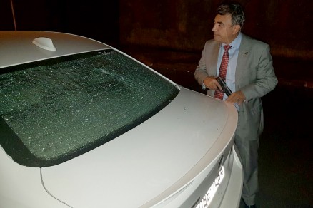 O deputado Perry Taborelly, ao lado de seu veculo logo aps trocar tiros com bandidos