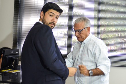 O empresrio Esper Haddad e seu advogado, Bruno Alegria, na sede do Gaeco, em Cuiab