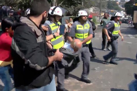 Policiais militares carregam o ex-senador Eduardo Suplcy