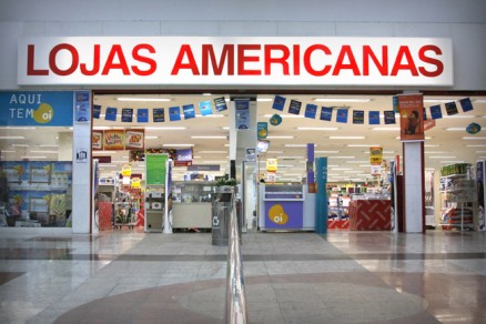 Criminoso quebrou toda vidraa da porta da frente da loja