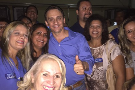 O candidato a prefeito de Cuiab, Wilson Santos, posa para fotos com simpatizantes