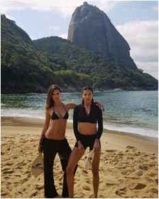 As modelos brasileiras Alessandra Ambrosio e Adriana