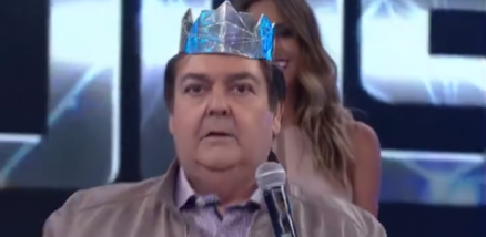 Fausto arranca coroa do cantor vencedor do 