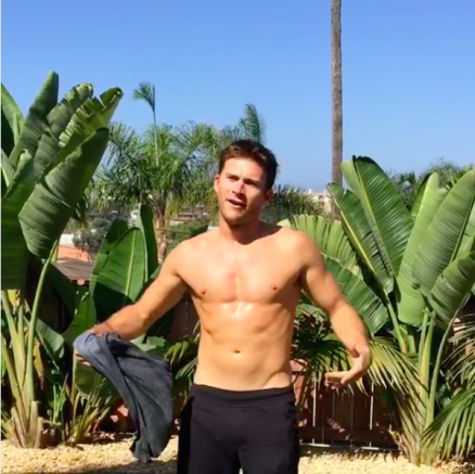 O ator Scott Eastwood sem camisa 
