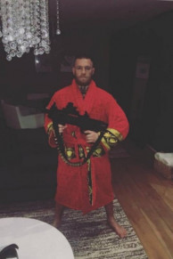 McGregor posou armado em foto postada na web