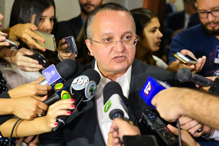 O governador Pedro Taques: ao no Supremo Tribunal Federal