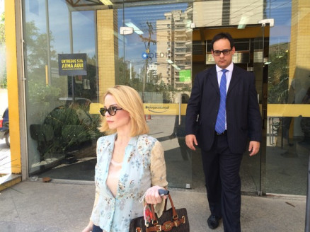 Bianca Toledo e o advogado Joo Maia