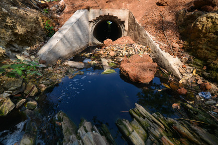 O esgoto que cai na Lagoa Paiagus, no Parque das guas