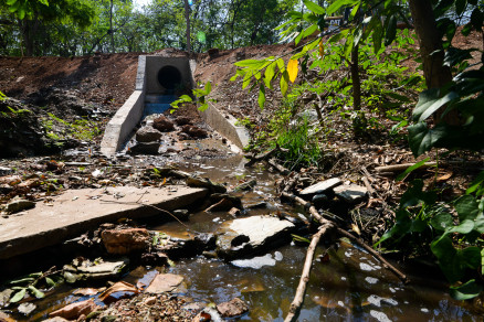 O esgoto que cai na Lagoa Paiagus, no Parque das guas
