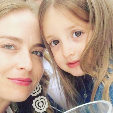 No clique, Eva aparece ao lado da me, Anglica, em uma foto fofa