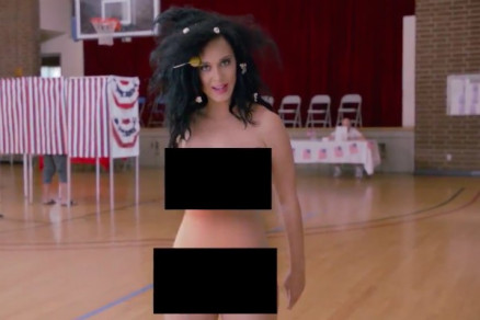 A cantora Katy Perry sem roupa em campanha para Hillary Clinton