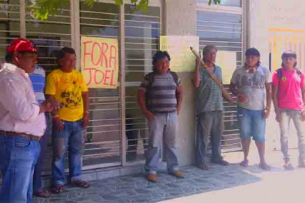 Indgenas fazem protesto em frente ao Distrito Sanitrio e pedem sada de coordenador